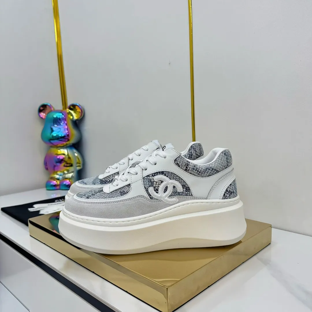 👟👟Ex-factory price 680👟👟 Upgraded version, upgraded version, upgraded version! No rebuttal accepted! ! ! ! Chanel Chanel panda shoes! 2025 counter's top casual sports shoes. This classic design; the upper is electro-embroidered with a variety of techniques; the outsole is fashionable and sporty; the unusual inclusion of a variety of color matching elements... The diversified mix and match is very good-looking and versatile, and can be used for leisure, fashion, sports, and outdoor... ꫛꫀꪝ Go➫ Materials: ❶Upper made of: original imported first-layer silk cowhide + original waterproof cloth + original first-layer cowhide ❷Inner lining: Original Yangli+Net ❸Outsole based on: Original TPU combination outsole Counter boutique packaging complete set for women 35–41 👉 👉 👉 👉 👉 👉 👉